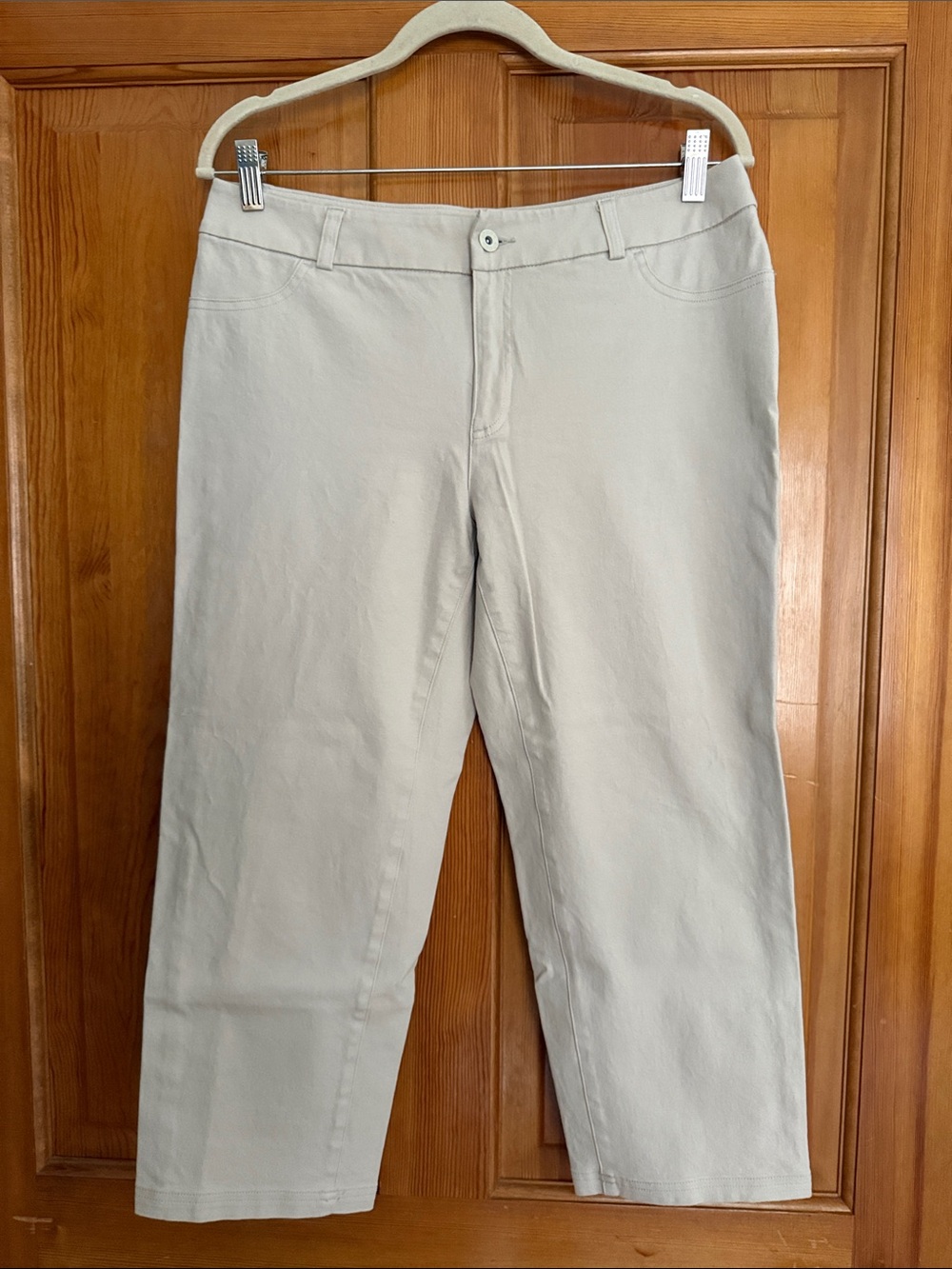 Chico’s tan capri pants size 8